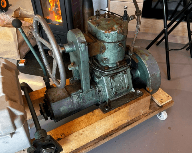 Historisk båtmotor med patina