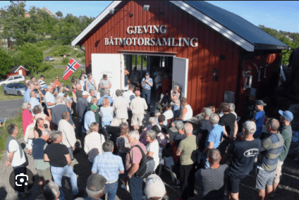 Gjeving Båtmotorsamling bygning med besøkende