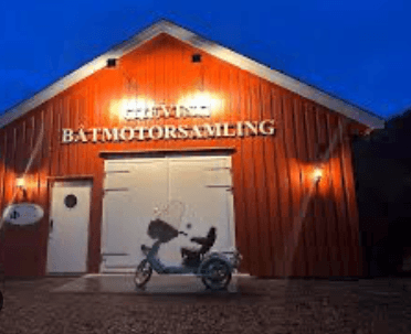 Gjeving Båtmotorsamling bygning om kvelden